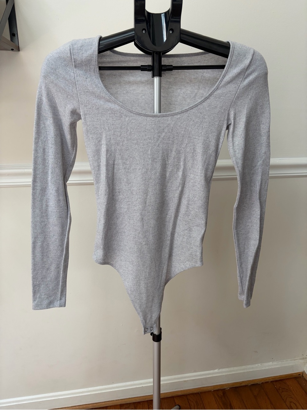 American Eagle Outfitters Light Gray Long-Sleeve Scoop-Neck Bodysuit